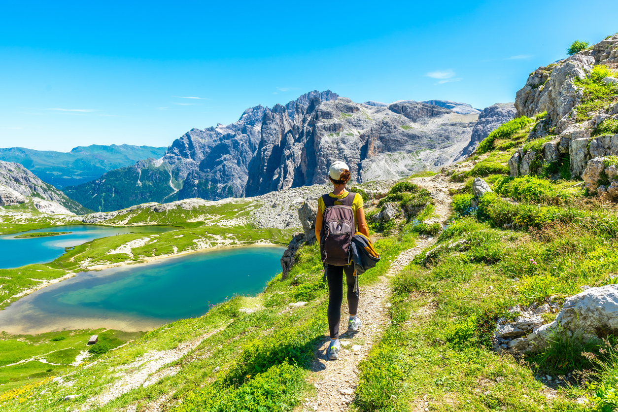 Elève en train de marcher sur la montagne face au lac.