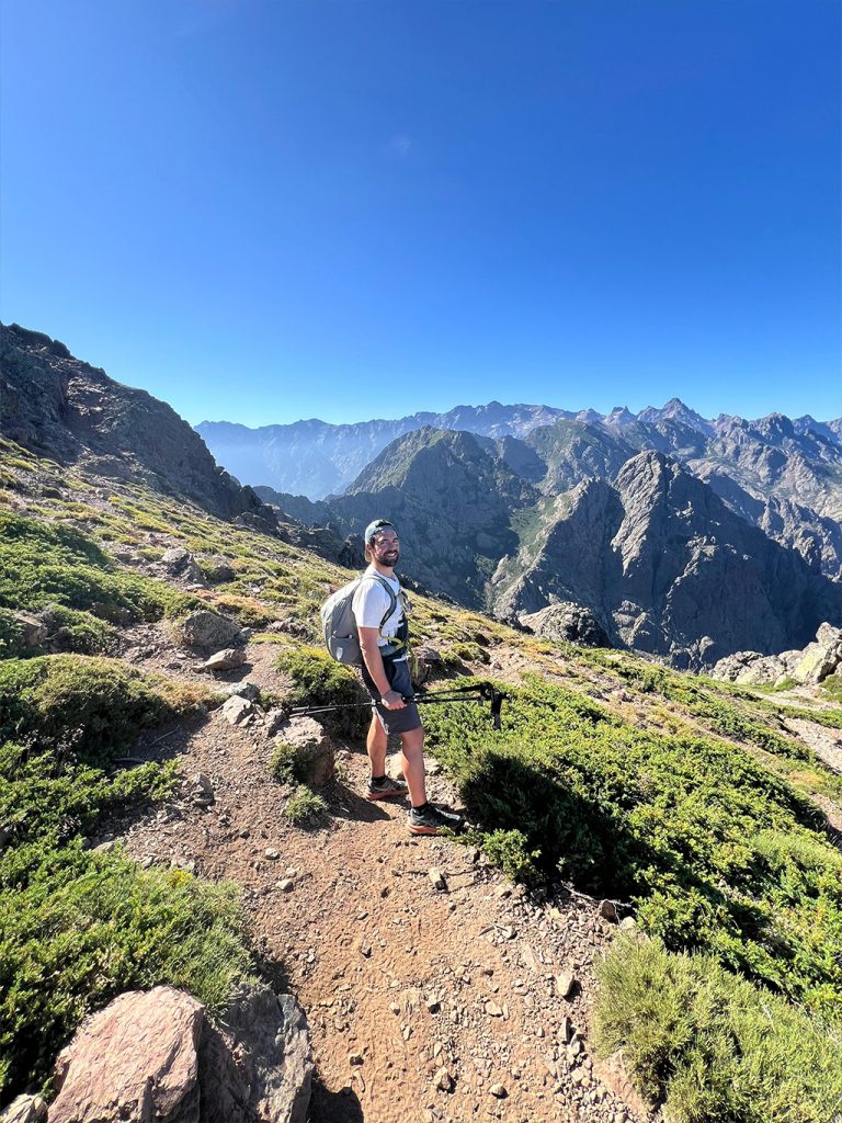 Coach sportif en randonnée en montagne.
